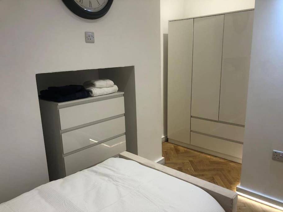 Stylish 2-Bedroom Getaway In The Heart Of Chelsea London Exterior foto