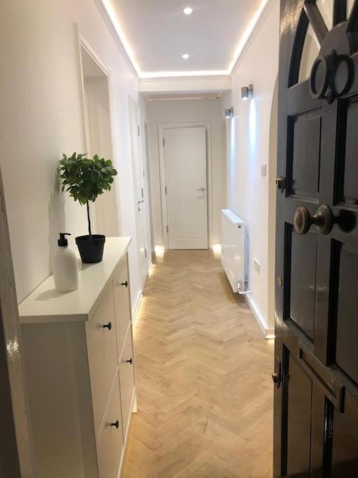 Stylish 2-Bedroom Getaway In The Heart Of Chelsea London Exterior foto